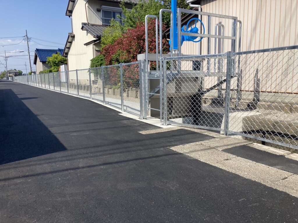 農業用排水路(ガードレール・ネットフェンス)/㈱河村産業所様 施工 – 大竹建機産業株式会社|名古屋の建機・資材・非常用電源・発電機販売